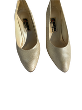 Load image into Gallery viewer, Vintage off white heels
