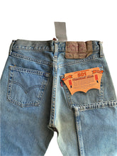 Load image into Gallery viewer, Authentic Levi’s 501 W 27 | L 32

